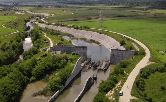 Epopeea barajului uriaș abandonat de Hidroelectrica la doi kilometri de centrul unui oraș din Transilvania. Cum arată