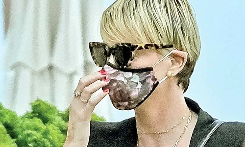 Charlize Theron,  44 de ani, cu  un decolteu  sexy la cină jpeg
