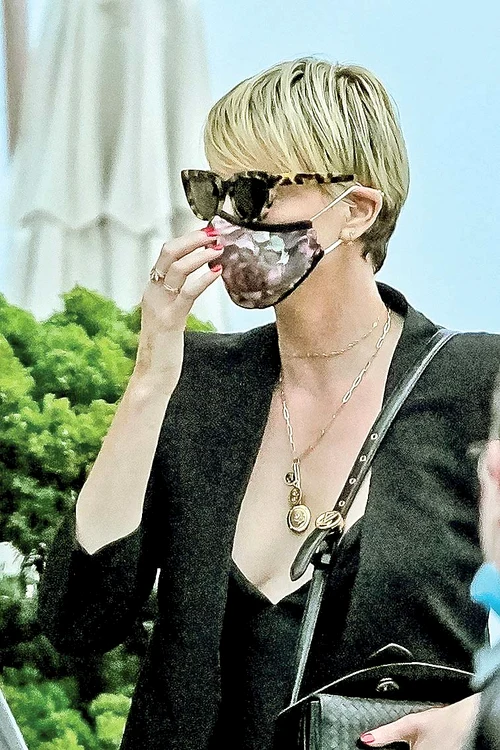 Charlize Theron, 44 de ani, cu un decolteu sexy la cină