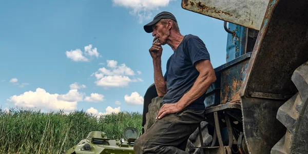 Fermier ucrainean lângă un vehicul militar FOTO Shutterstock 