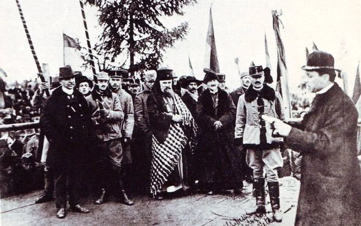Episcopul Iuliu Hossu citește Rezoluția de la Alba Iulia