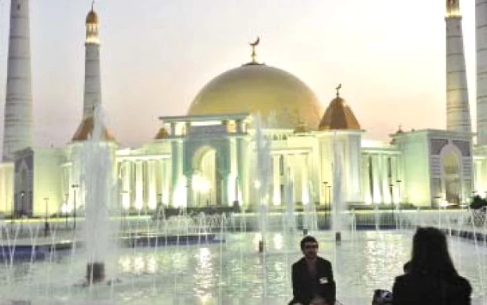 Moscheea din Asgabat este cea mai mare din Asia p Foto: caleaeuropeana.ro