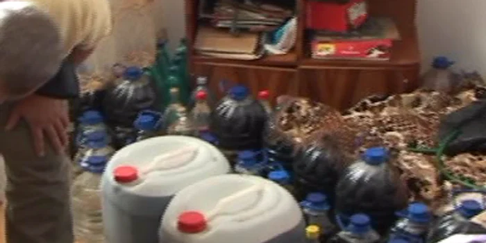 În urma perchezițiilor, au fost descoperite 10.000 de pachete de țigări și 680 de litri de alcool de contrabandă