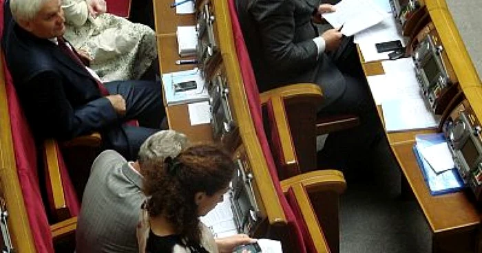 Doi dintre parlamentarii ucrainieni au fost surpinşi de jurnalişti în timp ce-şi trimiteau mesaje de dragoste 