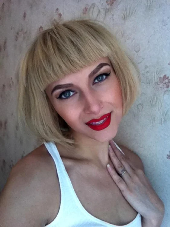 Lora şi-a schimbat look-ul