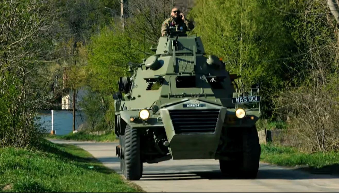 Imagine din timpul filmărilor cu blindatul, de la Vâlcea, pentru videoclipul manelistului Dani Mocanu, Foto captură video You Tube