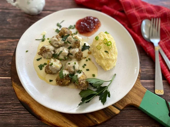 E o legătură strânsă între mobilierul comercializat de retailer şi mâncarea din restaurant. FOTO: Shutterstock clickpentrufemei.ro