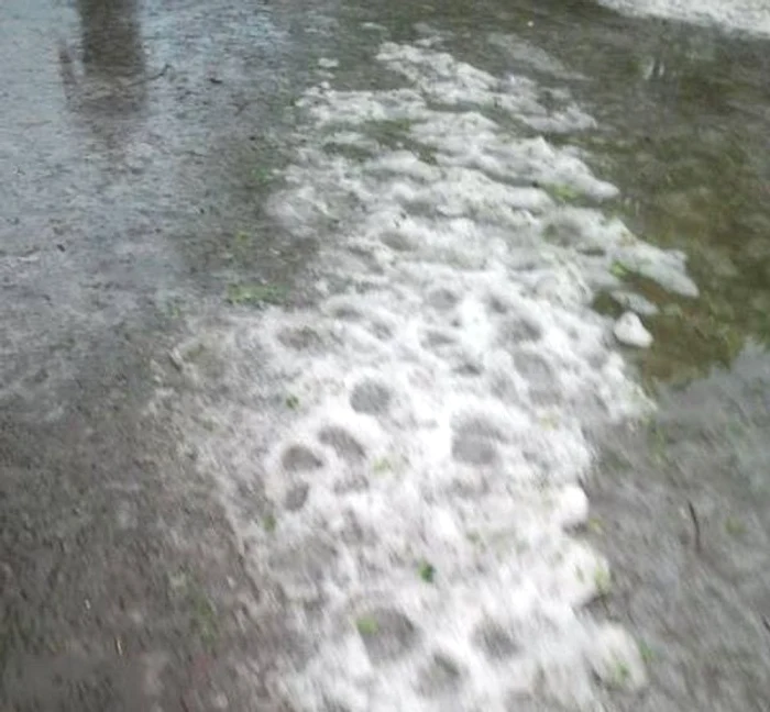 Grindină la Piaţa Unirii, în Bucureşti. (Foto: Facebook)