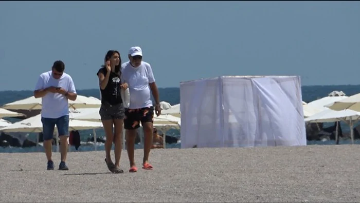 Bruneta și-a pus telefonul pe abdomenul milionarului Fotografii: Mihai Ionescu