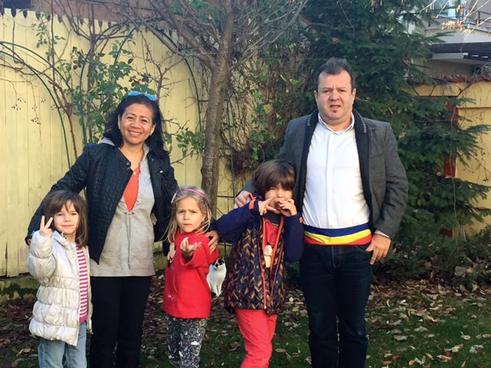 Dragoş şi copiii actorului s-au lipit de simpatica Amelia ca marca de scrisoare