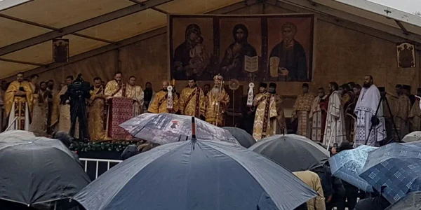 ÎPS Teodosie la slujba de la Peştera Sfântului Andrei - Ion Corvin Constanţa Foto Călin Gavrilaş