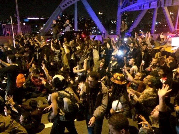 Muncitorii lucrează  la echiparea tunelului