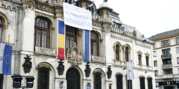 În faţa Primăriei Craiova a fost postat un banner pentru susţinerea lui Solomon