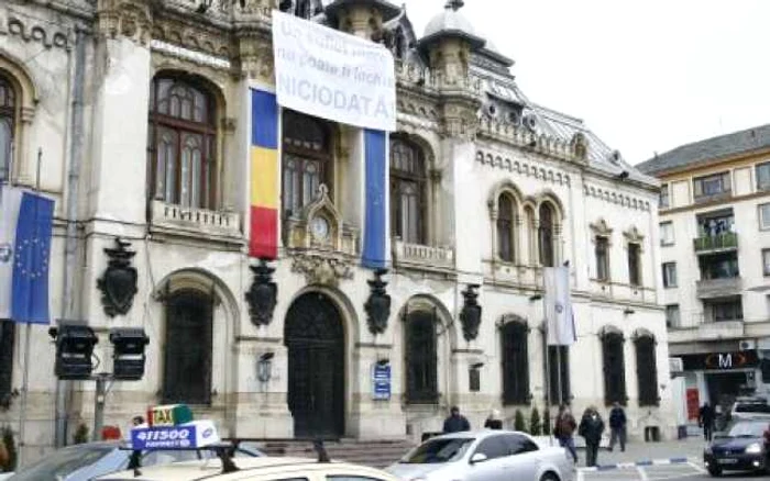 În faţa Primăriei Craiova a fost postat un banner pentru susţinerea lui Solomon