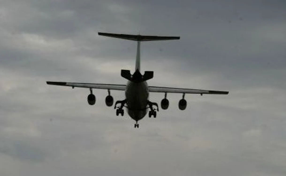 Gheaţa se formează pe capacele conductelor exterioare, când avionul este alimentat cu apă