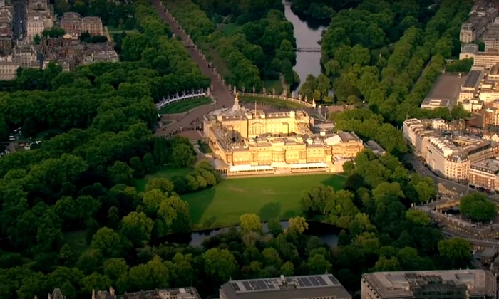 Palatul Buckingham (foto: captură video Youtube)