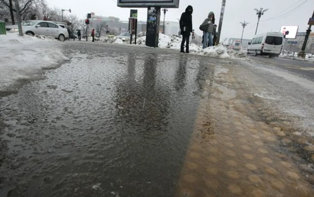 Meteorologii ne sfătuiesc să fim foarte atenți pentru că pe carosabil se va depune poleiul