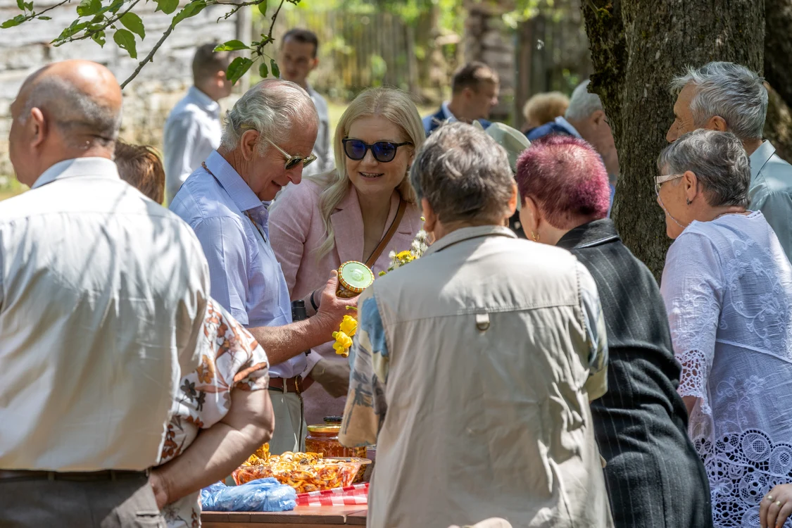Regele Charles la picnic în Valea Zălanului