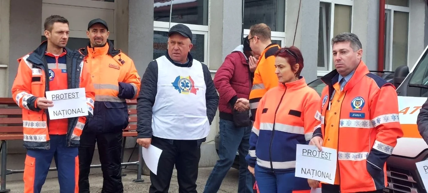 Protest al angajaților de la Ambulanța Suceava FOTO newssuceava.ro