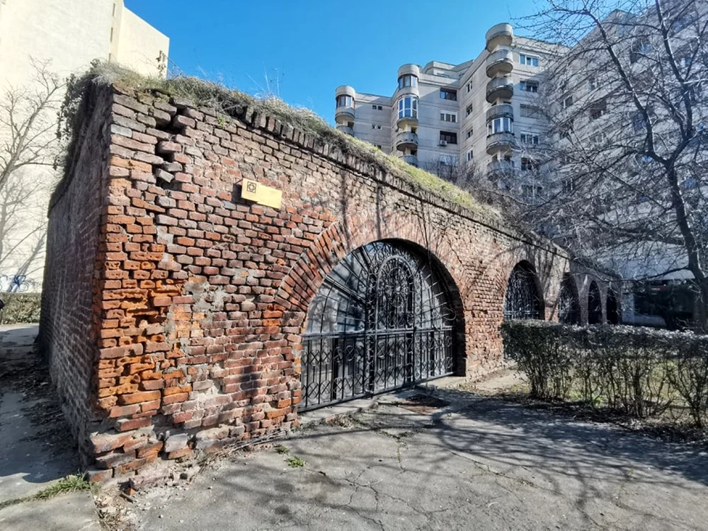 Bucata din fostul zid de fortificaţie a Timişoarei aşteaptă să fie restaurată FOTO Ş.Both