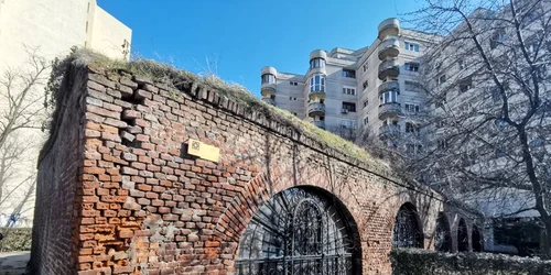 Bucata din fostul zid de fortificaţie a Timişorei aşteaptă să fie restaurată FOTO Ş.Both