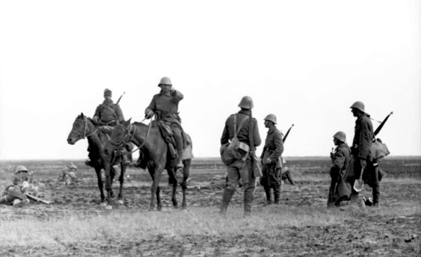 Soldați români pe Frontul de Est (© Das Bundesarchiv Bild 101I-218-0502-32)