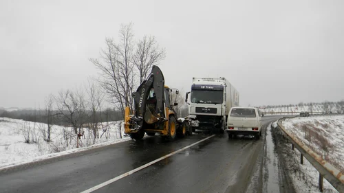 Accident frontal cu un TIR şi circulaţie îngreuiată mai multe ore pe DN 58 între Reşiţa şi Caransebeş