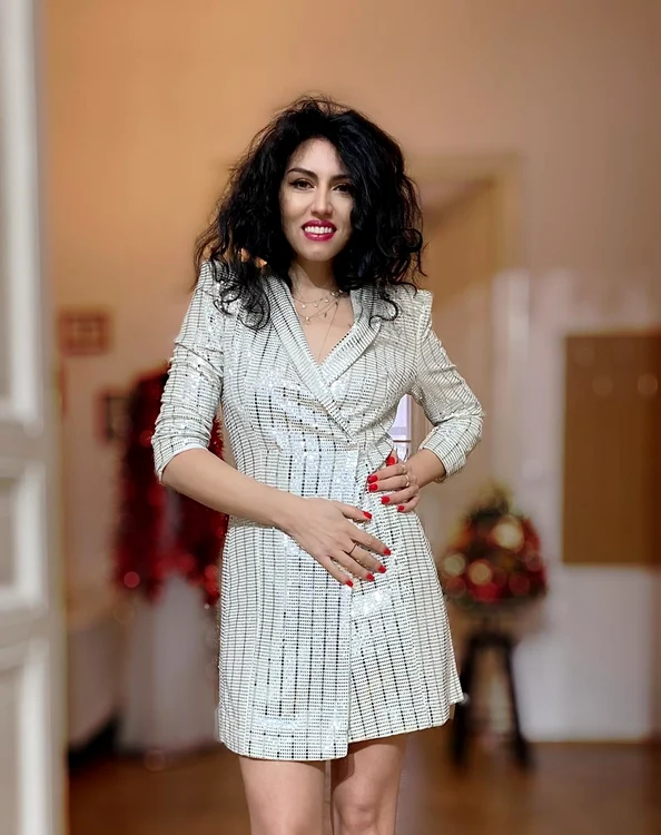 Ținuta strălucitoare, perfectă și pentru Crăciun, și pentru Revelion