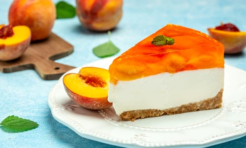 Cheesecake cu piersici  Sursa foto shutterstock 2277949559 jpg