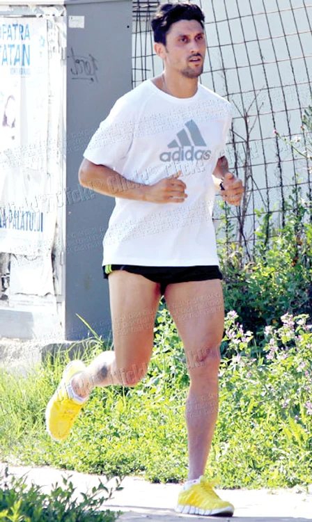 Fotbalistul îşi menţine condiţia fizică alergând prin Pipera (foto: Sorin Puiu)