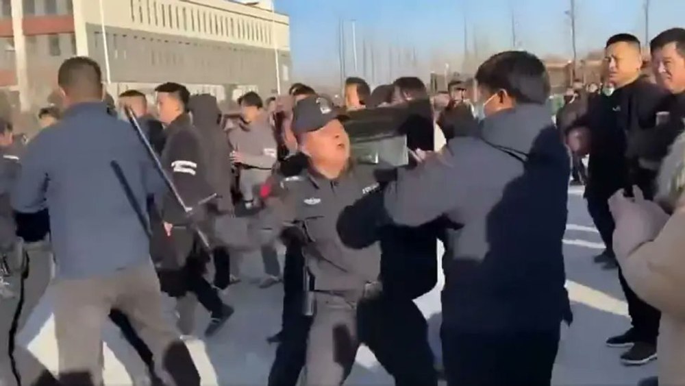 Proteste violente în nordul Chinei, unde oamenii acuză autorităţile că au muşamalizat adevărul în legătură cu moartea unui student