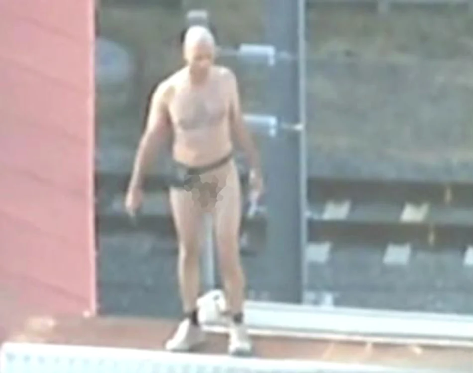 
    Bărbatul nu a specificat de ce s-a urcat cu arma pe panoul publicitar  