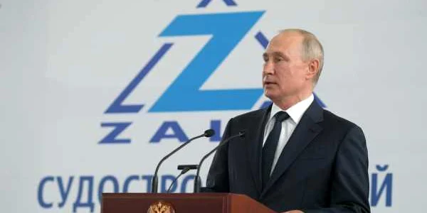 Vladimir Putin vorbind la santierul naval Kerci FOTO EPA-EFE