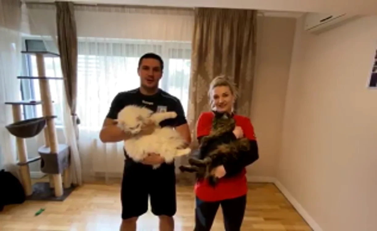 Vlad şi Alina şi pisicile lor uriaşe