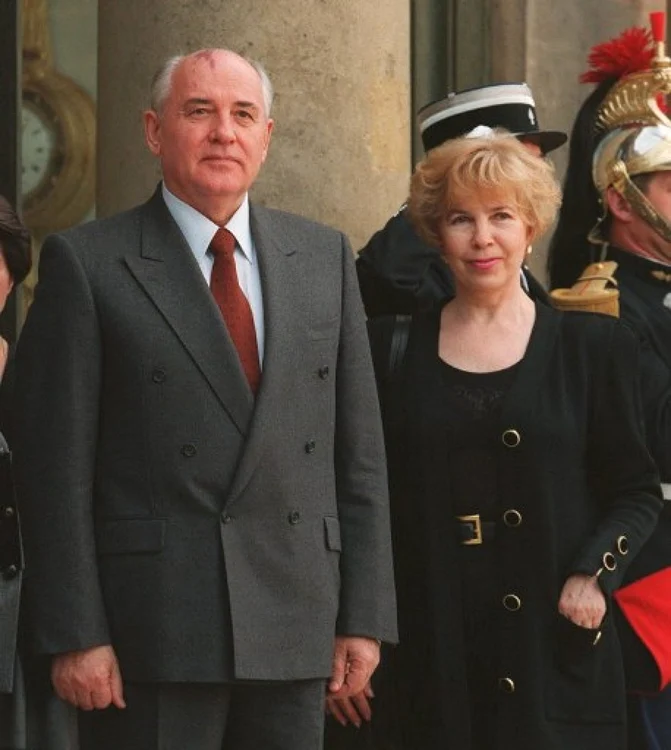 Mihail Gorbaciov alături de soţia sa, Raisa, în timpul unei vizite oficiale în Franţa, în 1994 FOTO AFP