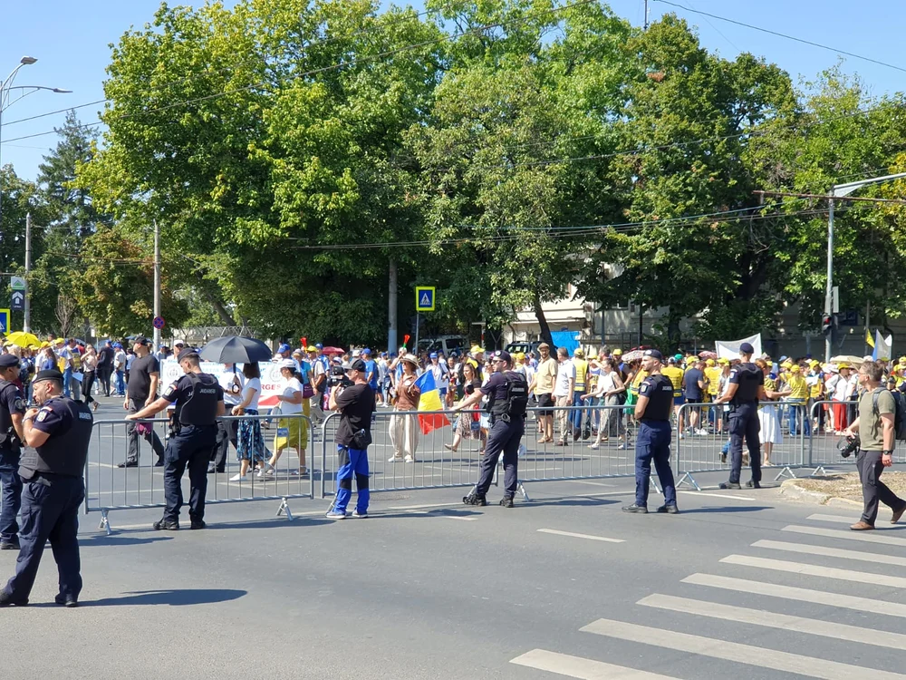 Profesorii așteaptă ca delegația ce îi reprezintă să iasă de la Nicușor Dan.