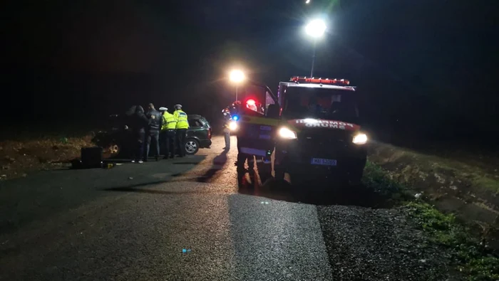 O maşină care transporta 12 migranţi s-a răsturnat în localitatea Iecea Mică din judeţul Timiş. Doi migranţi au decedat şi alţi zece au fost răniţi.