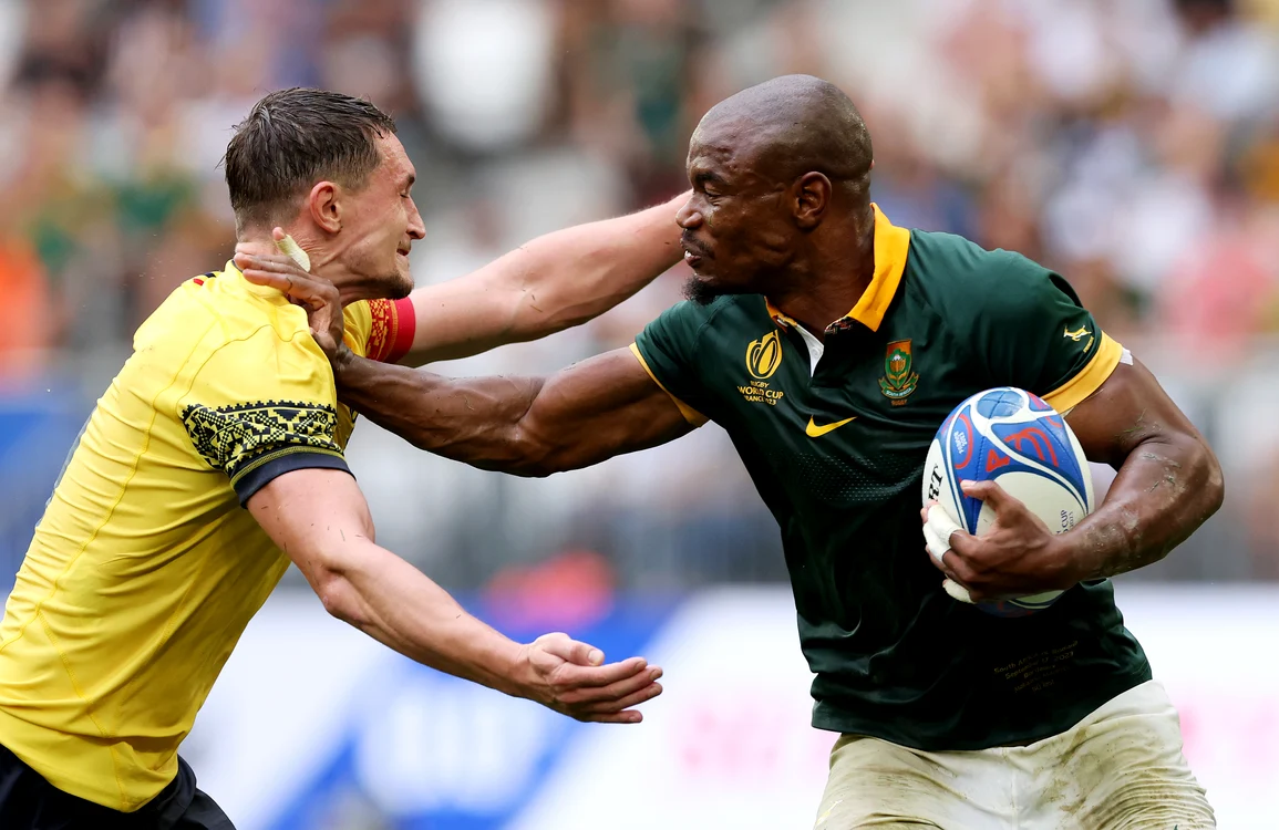 Rupanu, ținut la distanță de sud-africanul Makazole Mapimpi într-un duel inegal. FOTO: GettyImages