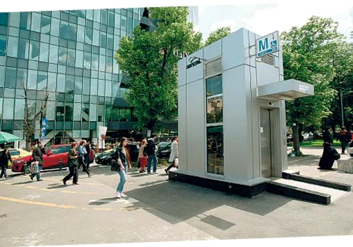 Bd. Aviatorilor. Liftul a fost construit pe mijlocul culoarului