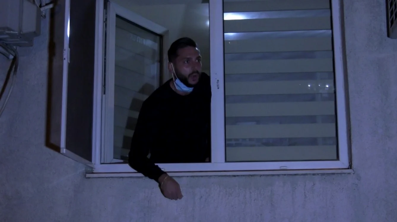 Tânărul a ieşit la balconul apartamentului - captură video