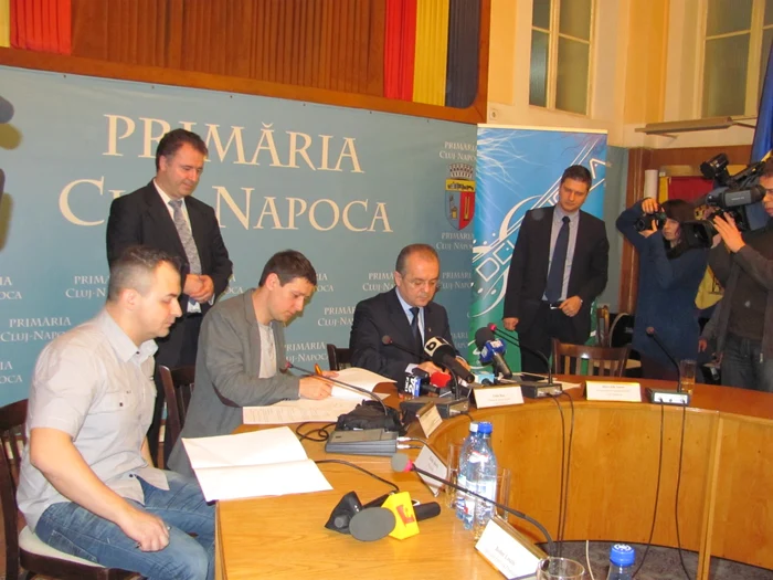 Directorul Festivalului Peninsula, Bodor Laszlo (cu sacou gri) a semnat miercuri, 30 ianuarie, protocolul de colaborare cu Primăria Cluj-Napoca FOTO: Florina Pop