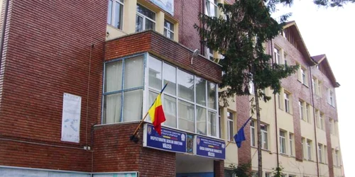  Directorii de şcoli trebuie să dea concurs pe post