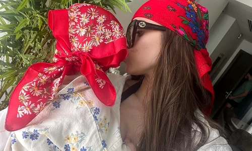 Ce face însă artista cu băiețelul ei, Sasha, de aproape un an, atunci când pleacă la evenimentele la care este solicitată?