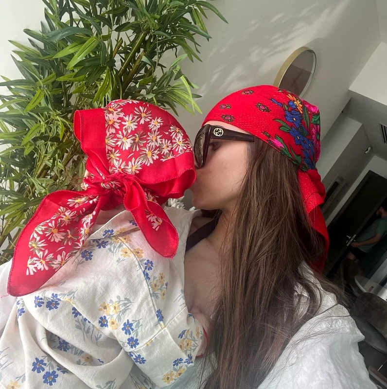 Ce face însă artista cu băiețelul ei, Sasha, de aproape un an, atunci când pleacă la evenimentele la care este solicitată?
