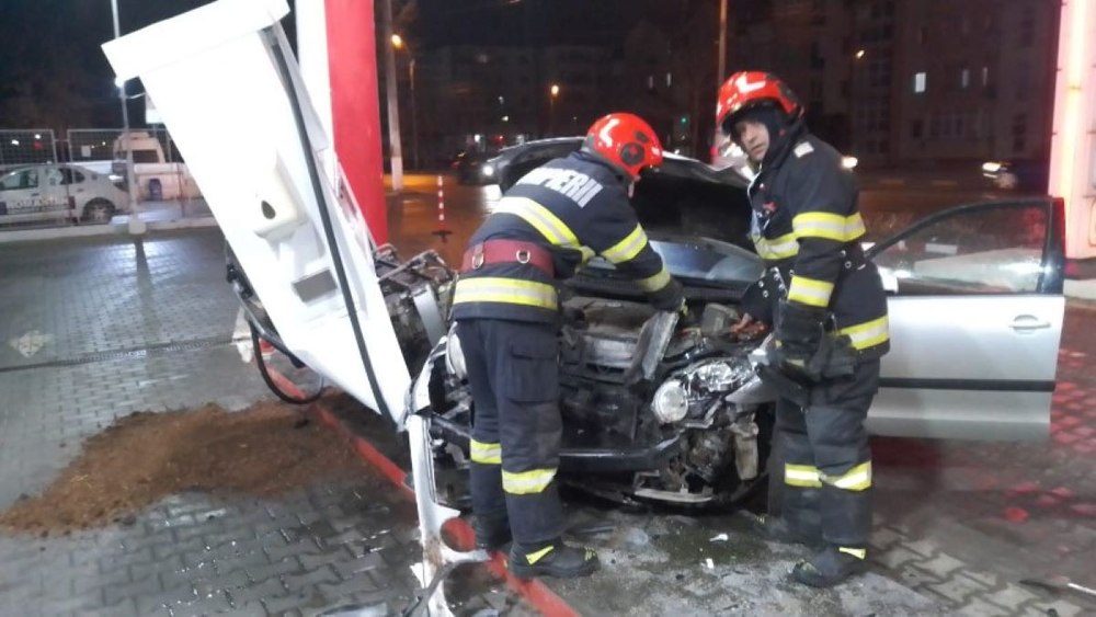 Incident periculos în Tecuci. O mașină a intrat într-o stație de carburanți