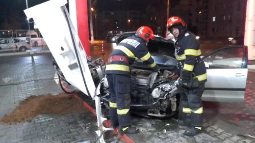 O mașină a intrat într o stație de carburanți Foto Viața Liberă ro jpg