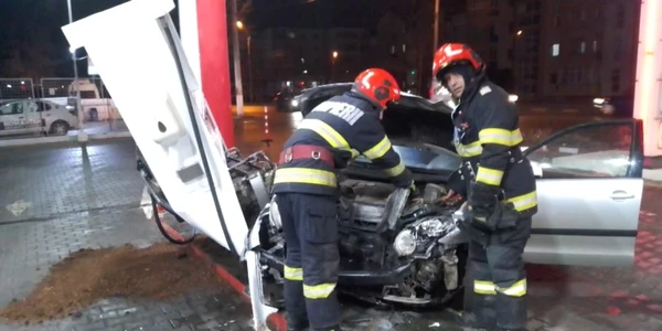 O mașină a intrat într o stație de carburanți Foto Viața Liberă ro jpg
