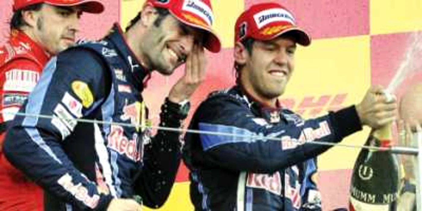 Mark Webber (stânga) şi Sebastian Vettel s-au stropit cu şampanie la premiere 