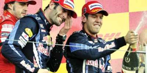 Mark Webber (stânga) şi Sebastian Vettel s-au stropit cu şampanie la premiere