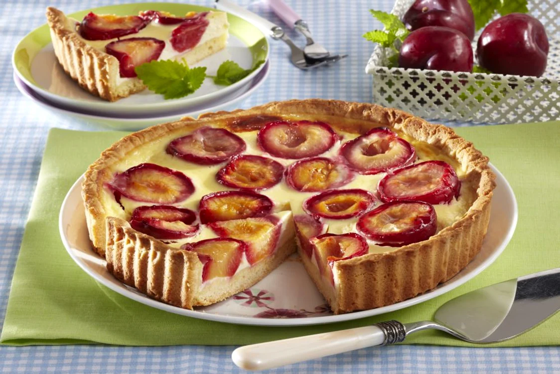 tarta cu prune si crema de iaurt jpeg